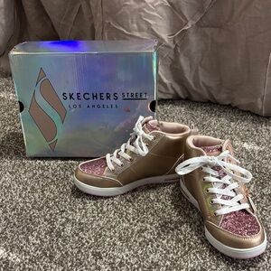 Girls sketchers
